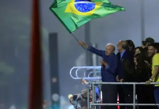 Em festa da vitória, Lula pede que público cante Hino da Independência