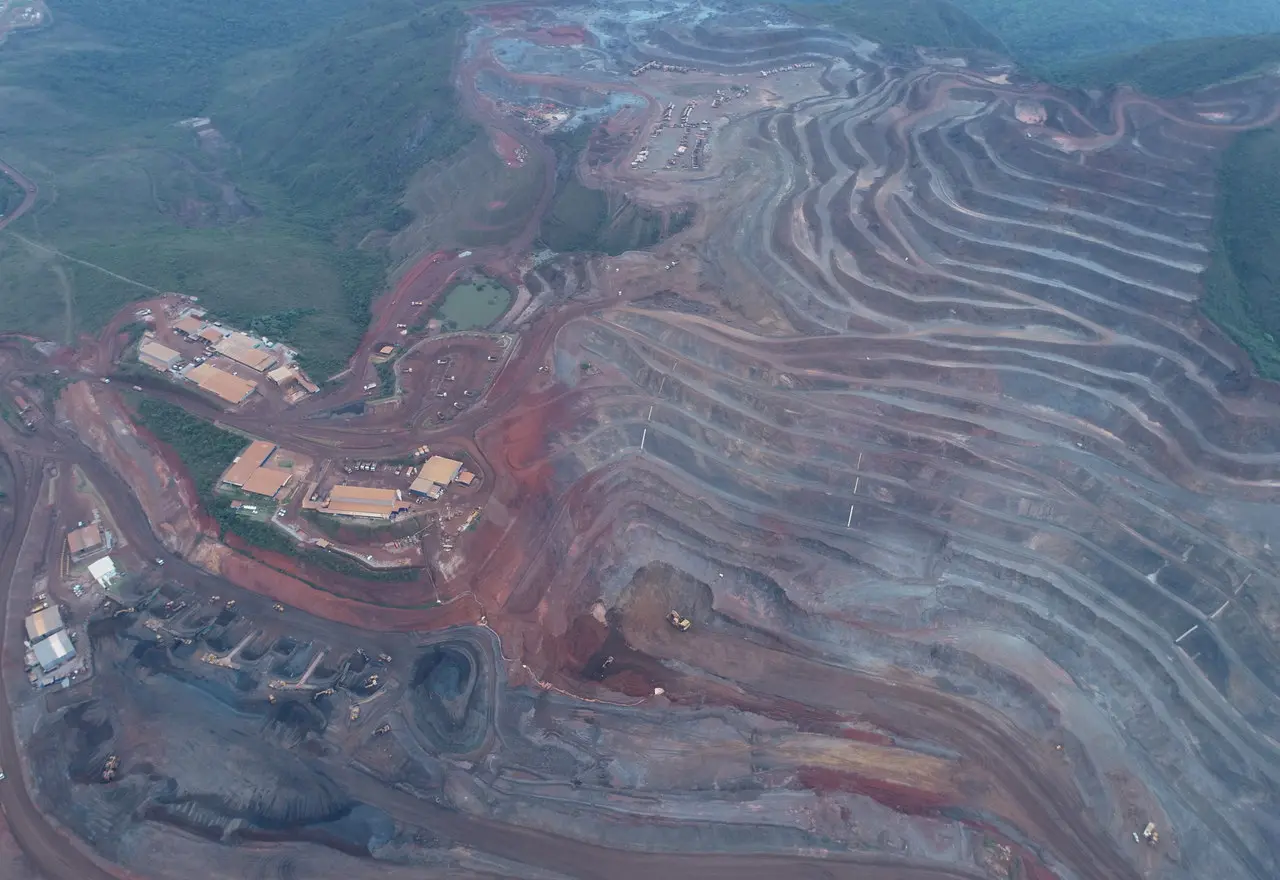 CSN Mineração reduz produção no complexo de Pires, em Ouro Preto, e corta projeção para 2026