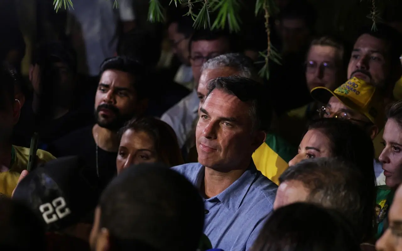 Flávio Bolsonaro impõe condições para liberar sigilos