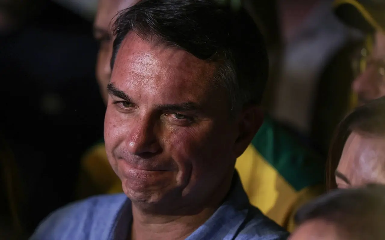 Imprensa internacional repercute fuga de Flávio Bolsonaro do Brasil