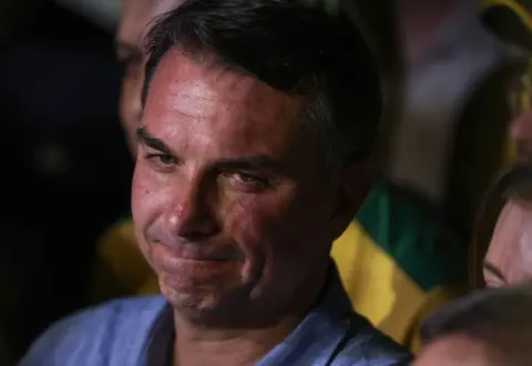Imprensa internacional repercute fuga de Flávio Bolsonaro do Brasil