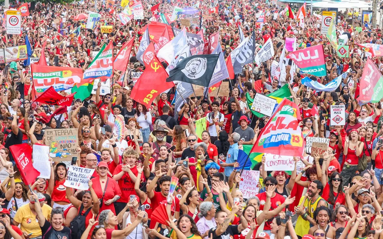 Milhares ocupam Copacabana em ato pela democracia e em apoio a Lula