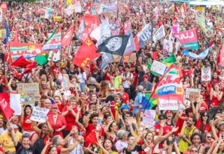 Milhares ocupam Copacabana em ato pela democracia e em apoio a Lula