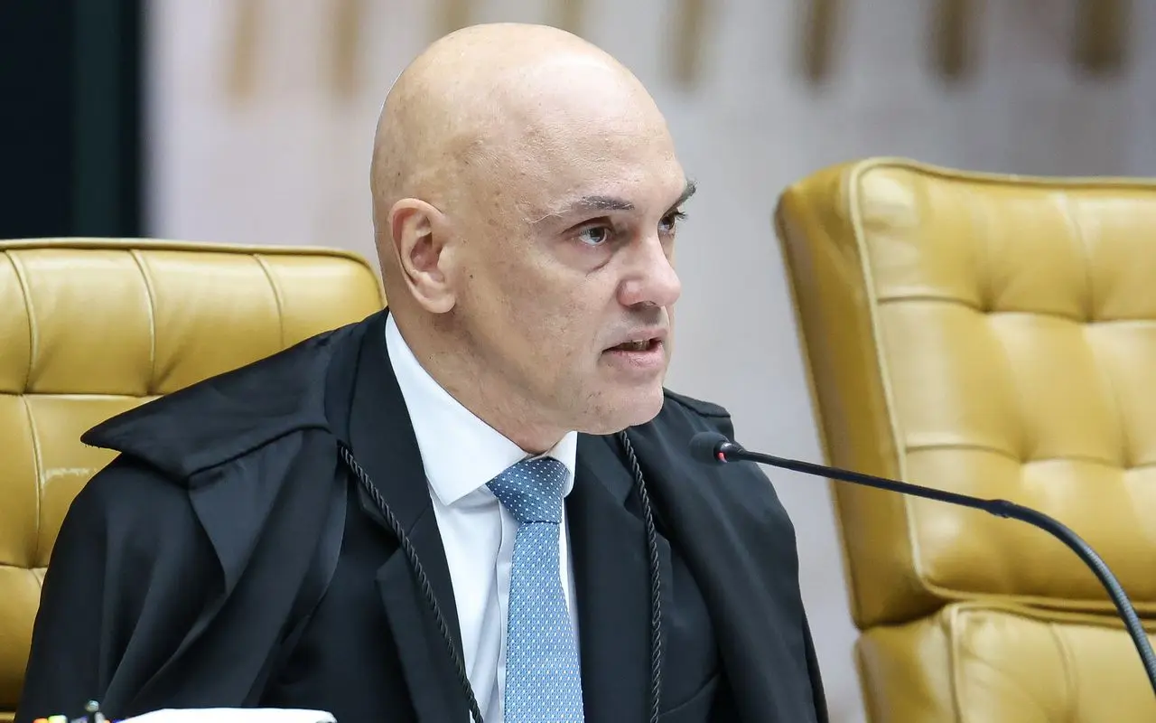 Moraes determina emissão de mandado de prisão contra Eduardo Bolsonaro