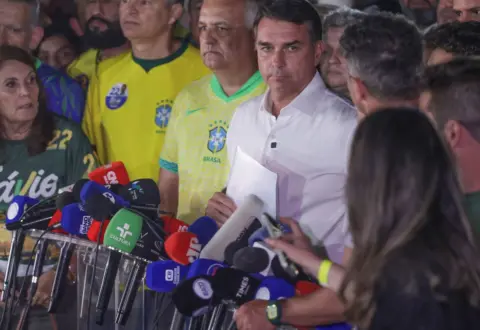 Moraes manda Flávio entregar passaporte e o proíbe de deixar o país