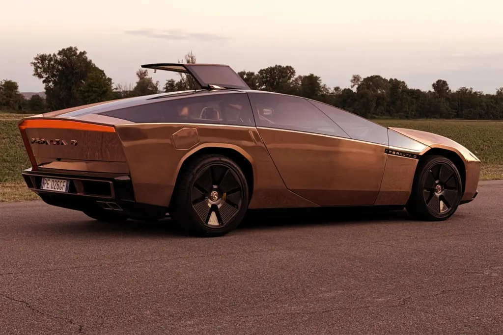 Supercarro Peralta D combina cobre martelado à mão, luxo e inspiração nos anos 1970. Veja os detalhes do modelo exclusivo.
