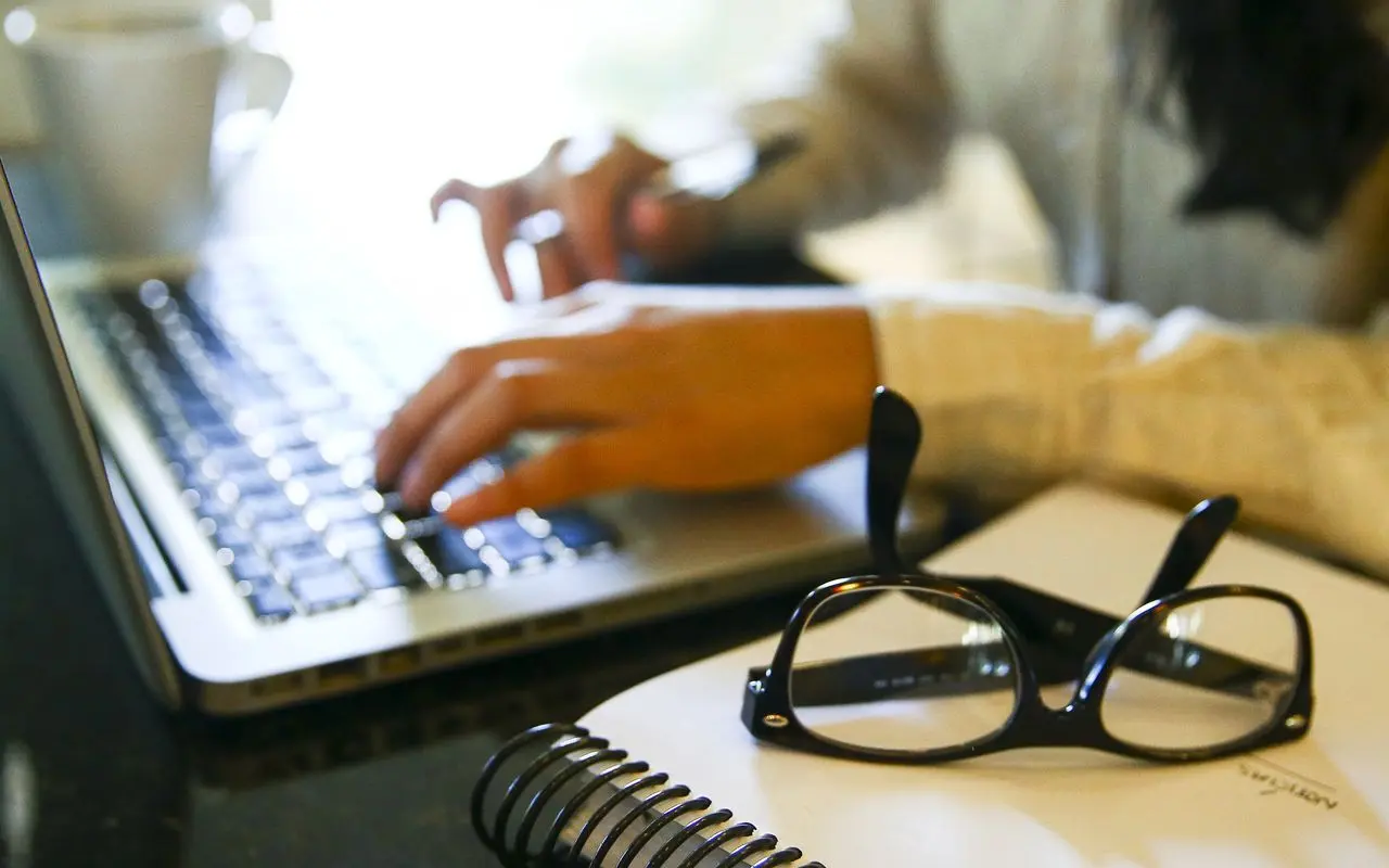 Programa oferece cursos gratuitos sobre IA para professores