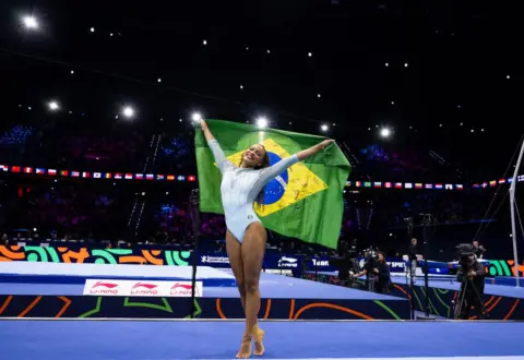 Rebeca Andrade conquista o tri no Mundial de Ginástica na Holanda