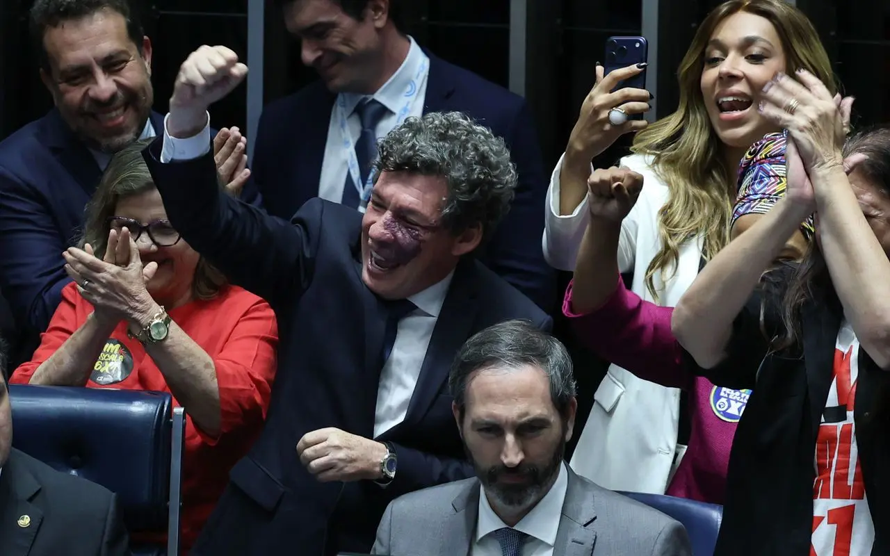 Senado aprova fim da escala 6x1 e redução da jornada de trabalho