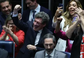 Senado aprova fim da escala 6x1 e redução da jornada de trabalho