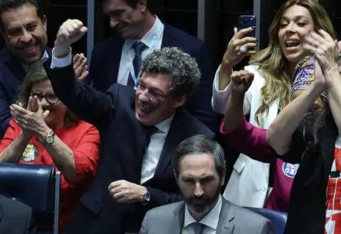 Senado aprova fim da escala 6x1 e redução da jornada de trabalho